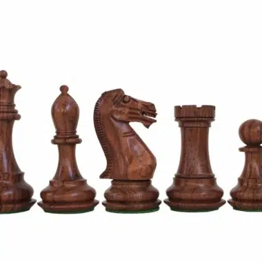 Cinq pièces en bois de rose alignées montrant dame, fou, cavalier, tour et pion