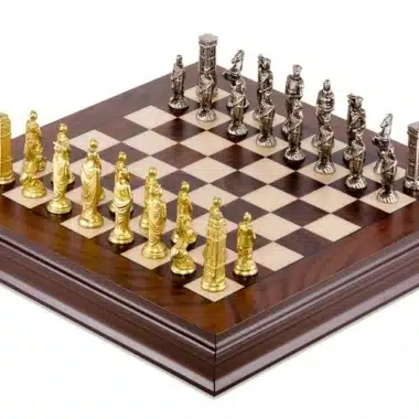 Ensemble Romains vs Barbares III  Echiquier en Bois de Noyer et d'Erable & Jeu d'Echecs  en Métal Massif