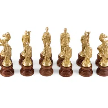Pièces d'échecs du camp barbare alignées, finition dorée sur socle en bois