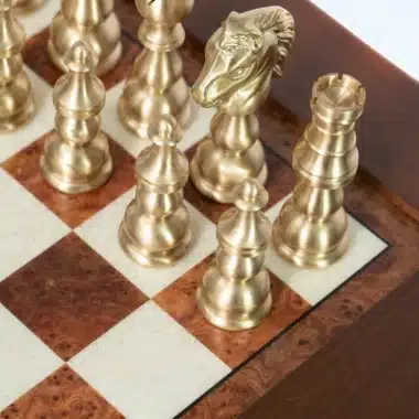 Gros plan sur le cavalier et la tour dorés en laiton