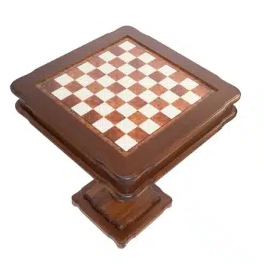Table échiquier vue en angle sur piétement sculpté