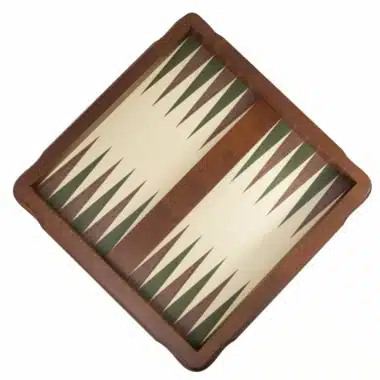 Plateau de jeu en bois vu de dessus, motifs triangulaires marron et vert