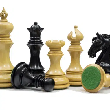 Jeu d'échecs Cavalerie, roi, dame et tour couchée avec base feutrée visible
