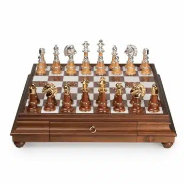 Ensemble Staunton XL III Echiquier sur Pied en Bois Massif et Plateau en Albâtre de Toscane avec Tiroir de Rangement & Jeu d'Echecs en Bois et Laiton Plaqué Or et Argent