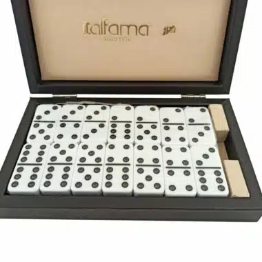 Détail des dominos blancs rangés dans le coffret en similicuir noir