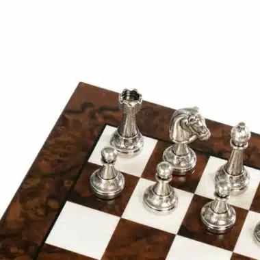 Coin de l'échiquier en noyer et érable avec pièces argentées en métal