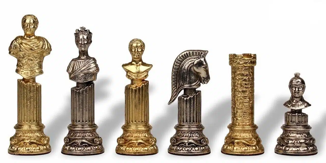 Pièces d'échecs Colonne Romaine en métal doré et argenté, bustes sur colonnes