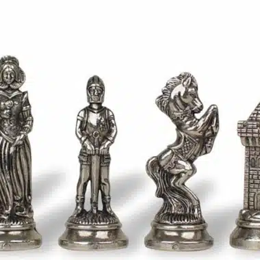 Pièces d'échecs en métal argenté, détail dame, cavalier, cheval et tour