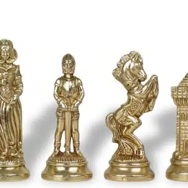 Pièces d'échecs en métal doré, détail dame, cavalier, cheval et tour