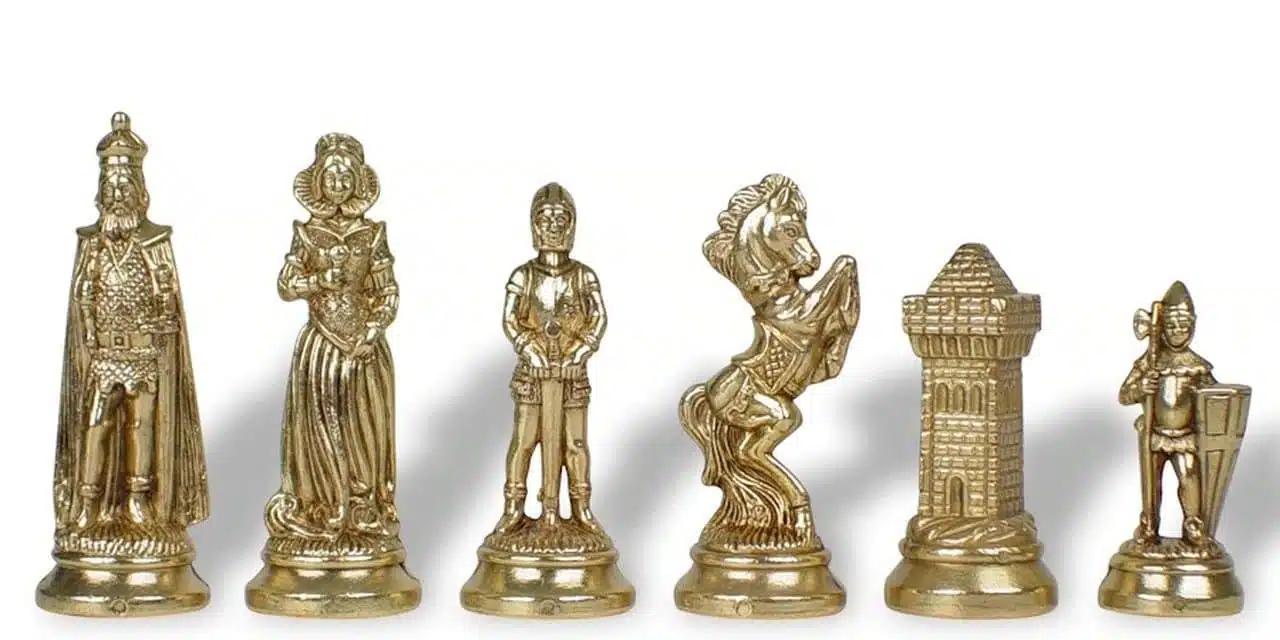 Pièces d'échecs en métal doré, détail dame, cavalier, cheval et tour