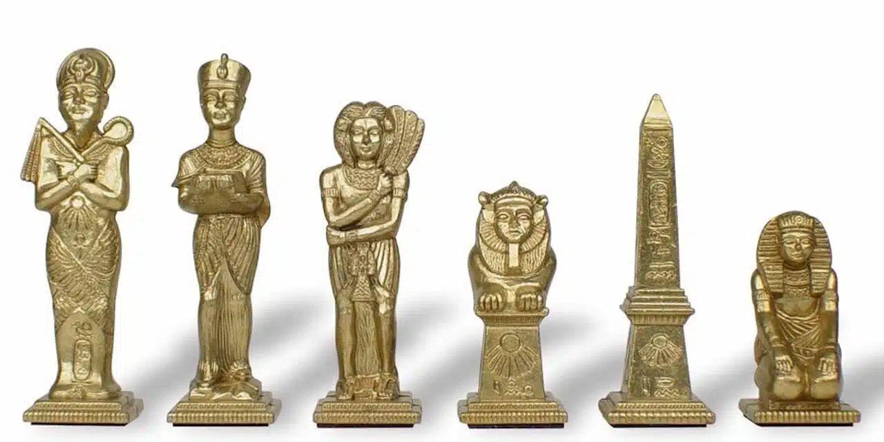 Quatre pièces d'échecs Égypte en métal doré, roi, reine, fou et tour