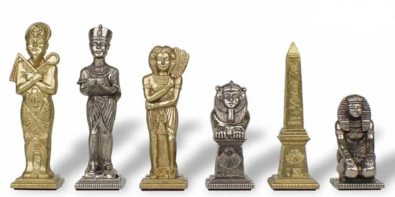 Détail des quatre figures Égypte en métal doré et argenté, roi, reine, fou et tour