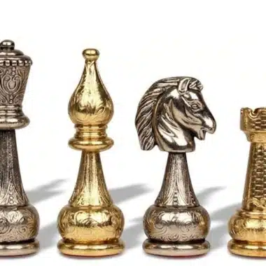 Pièces d'échecs en métal massif plaqué or et argent, détail dame, fou, cavalier et tour