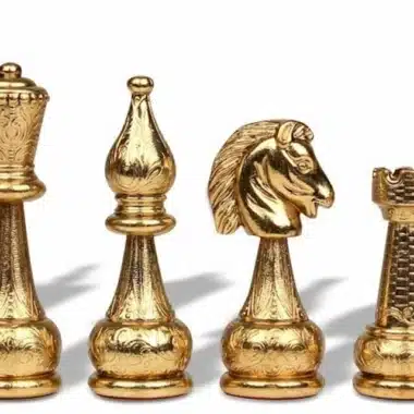 Pièces d'échecs entièrement plaquées or, détail dame, fou, cavalier et tour
