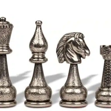 Pièces d'échecs entièrement plaquées argent, détail dame, fou, cavalier et tour