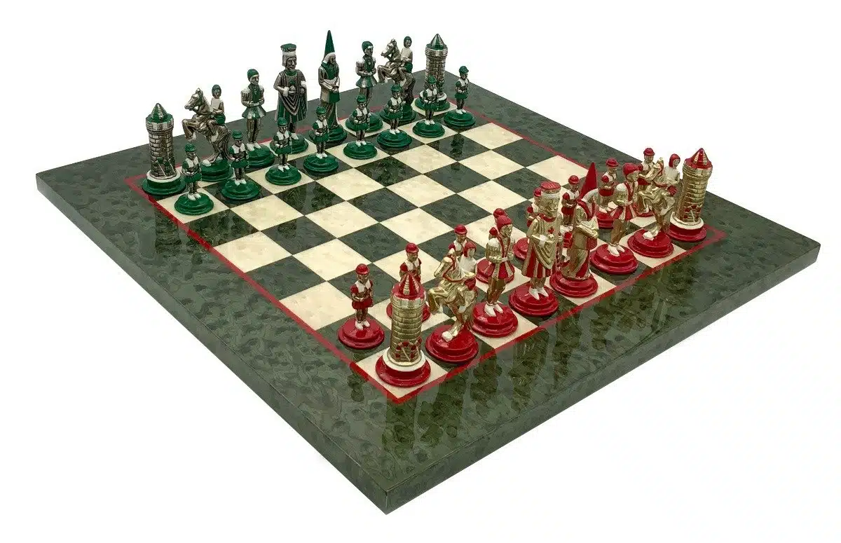 Ensemble Camelot Roi Arthur V Echiquier en Bois d'Erable Olive & Jeu d'Echecs en Métal Massif Peint à la Main