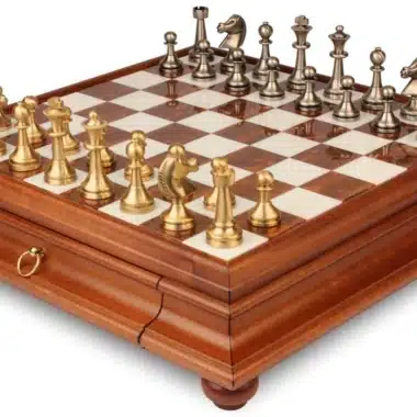 Ensemble "Large Staunton II" Echiquier sur Pied en Bois et Albâtre de Toscane et Jeu d'Echecs en Laiton Staunton