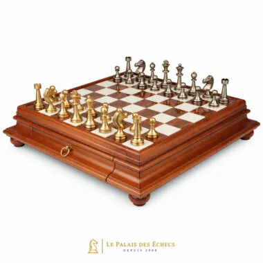Ensemble Large Staunton II complet avec échiquier sur pied et pièces en laiton doré et argenté