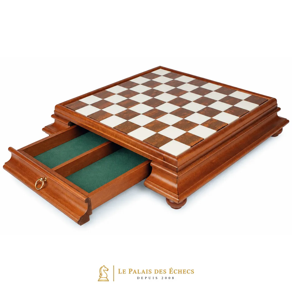 Coffret de rangement en bois avec tiroir ouvert garni de feutrine verte sous l'échiquier en albâtre