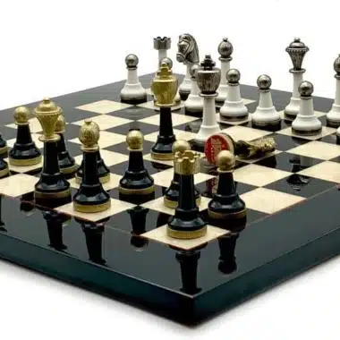 Alternative view of Ensemble Staunton Design IV Echiquier en Bois d'Erable et Jeu d'Echecs en Bois et en Métal