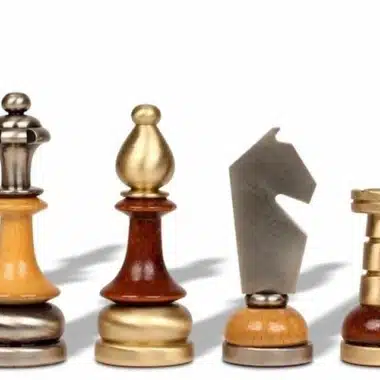 Ensemble de Jeu d'Échecs en Laiton Massif et Bois avec Échiquier en Noyer de Bruyère Finition Brillante - Image 3