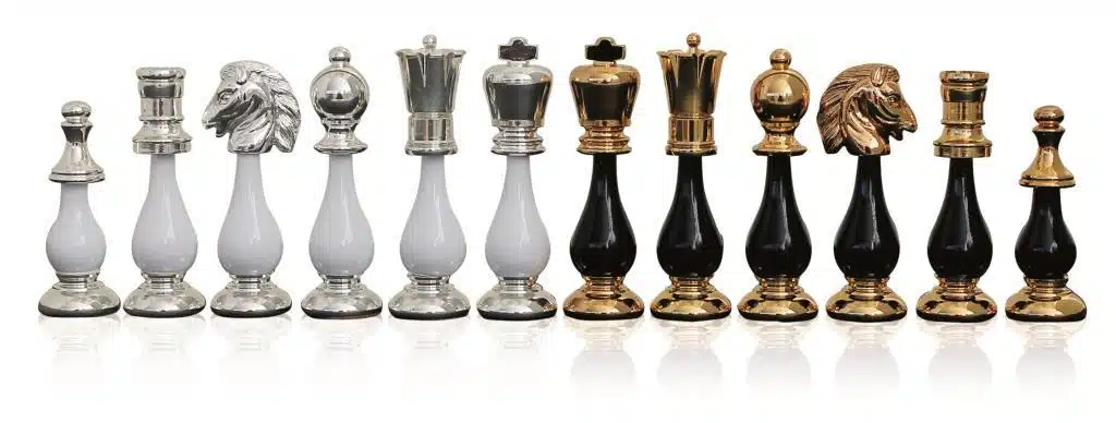 Jeu d'Echecs Noir et Blanc en Bois et Laiton Massif Plaqué Or 24 Carats et Argent