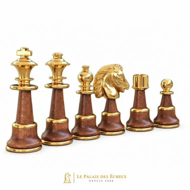 Pièces d'échecs dorées alignées, détail du roi, de la dame et du cavalier