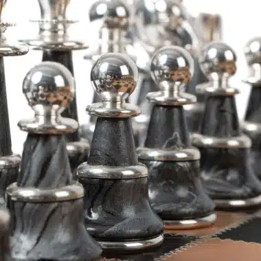 Ensemble Staunton Fantasy XL 2 Echiquier en Cuir Véritable & Jeu d'Echecs en Laiton et Bois Plaqué Or et Argent - Image 2