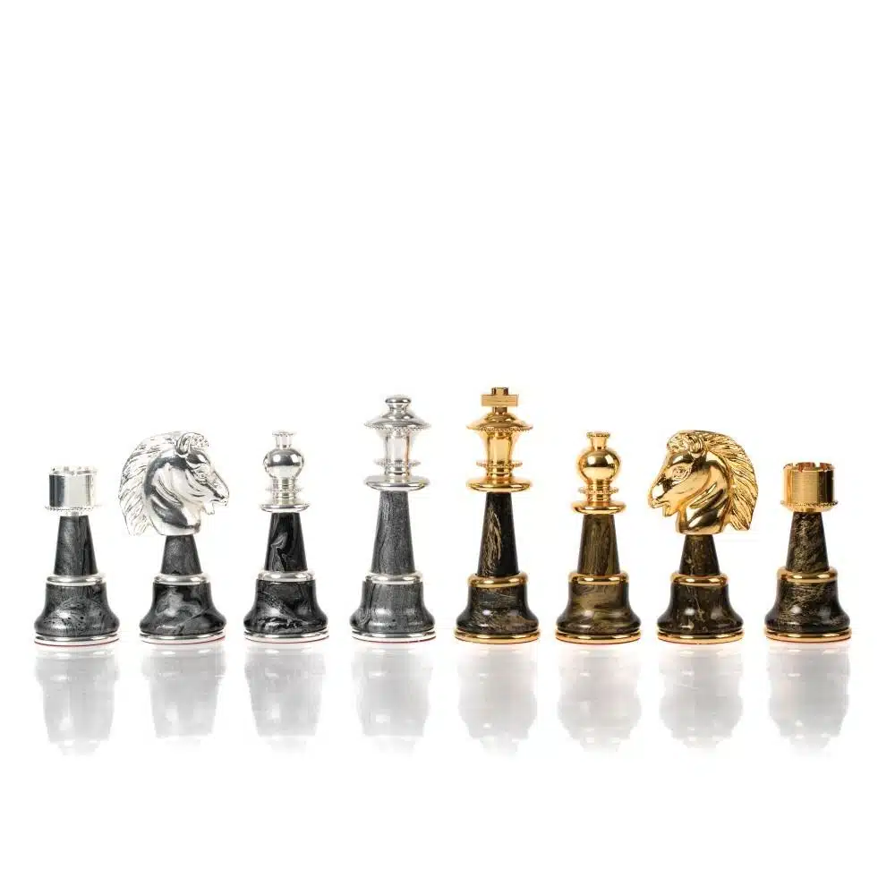 Ensemble Staunton Fantasy XL Echiquier en Bois d'Erable Vert & Jeu d'Echecs en Laiton et Bois Plaqué Or et Argent - Image 6