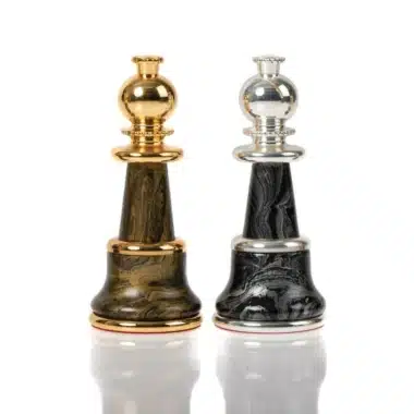 Ensemble Staunton Fantasy XL 2 Echiquier en Cuir Véritable & Jeu d'Echecs en Laiton et Bois Plaqué Or et Argent - Image 15