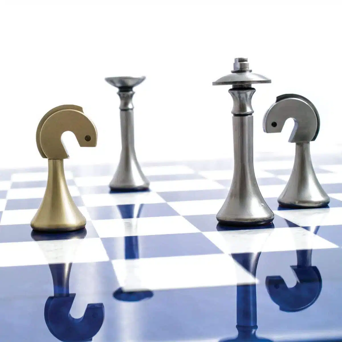 Ensemble Contemporain Bleu Echiquier en Bois d'Erable & Jeu d'Echecs en Laiton Massif - Image 7