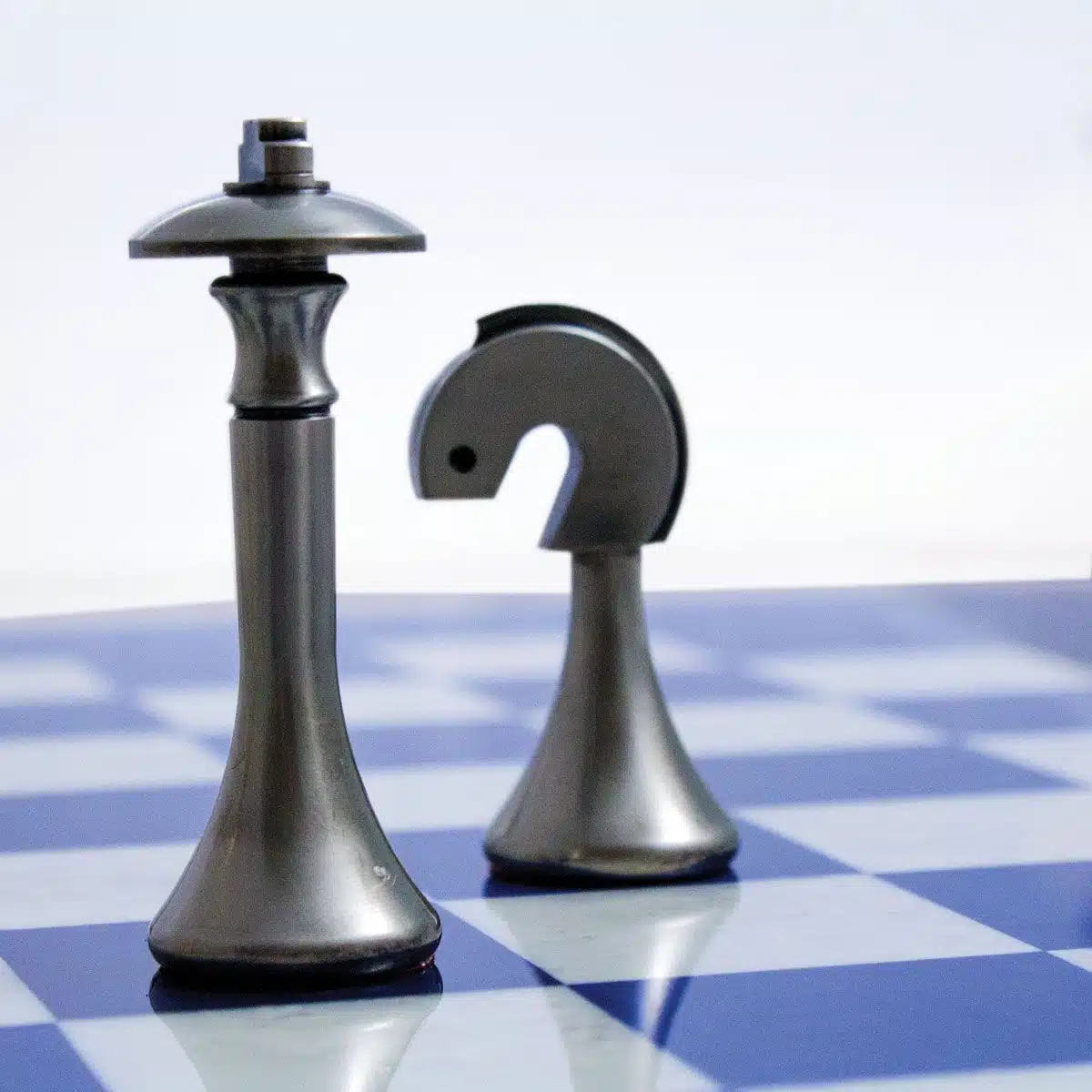 Ensemble Contemporain Bleu Echiquier en Bois d'Erable & Jeu d'Echecs en Laiton Massif - Image 8