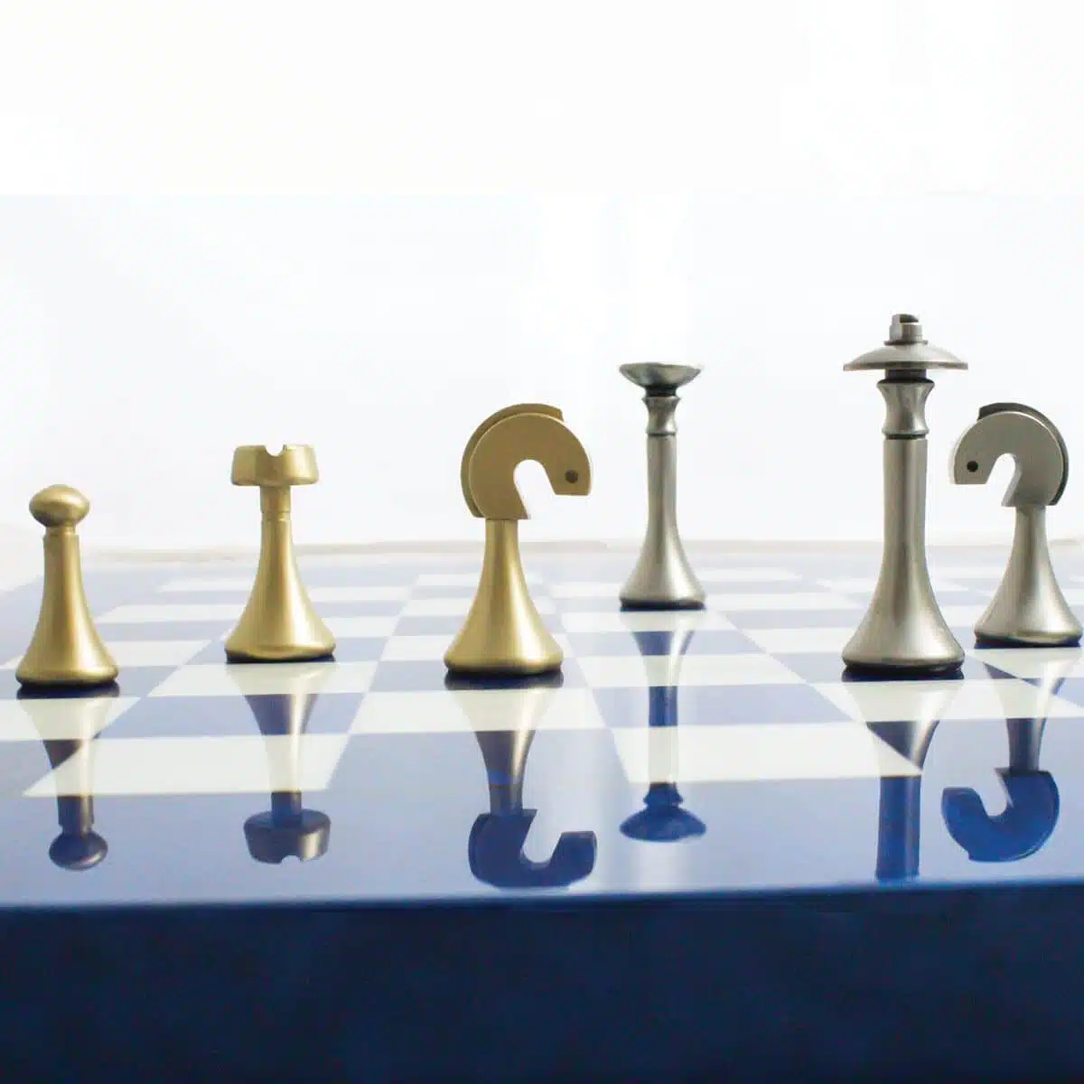 Ensemble Contemporain Bleu Echiquier en Bois d'Erable & Jeu d'Echecs en Laiton Massif - Image 2
