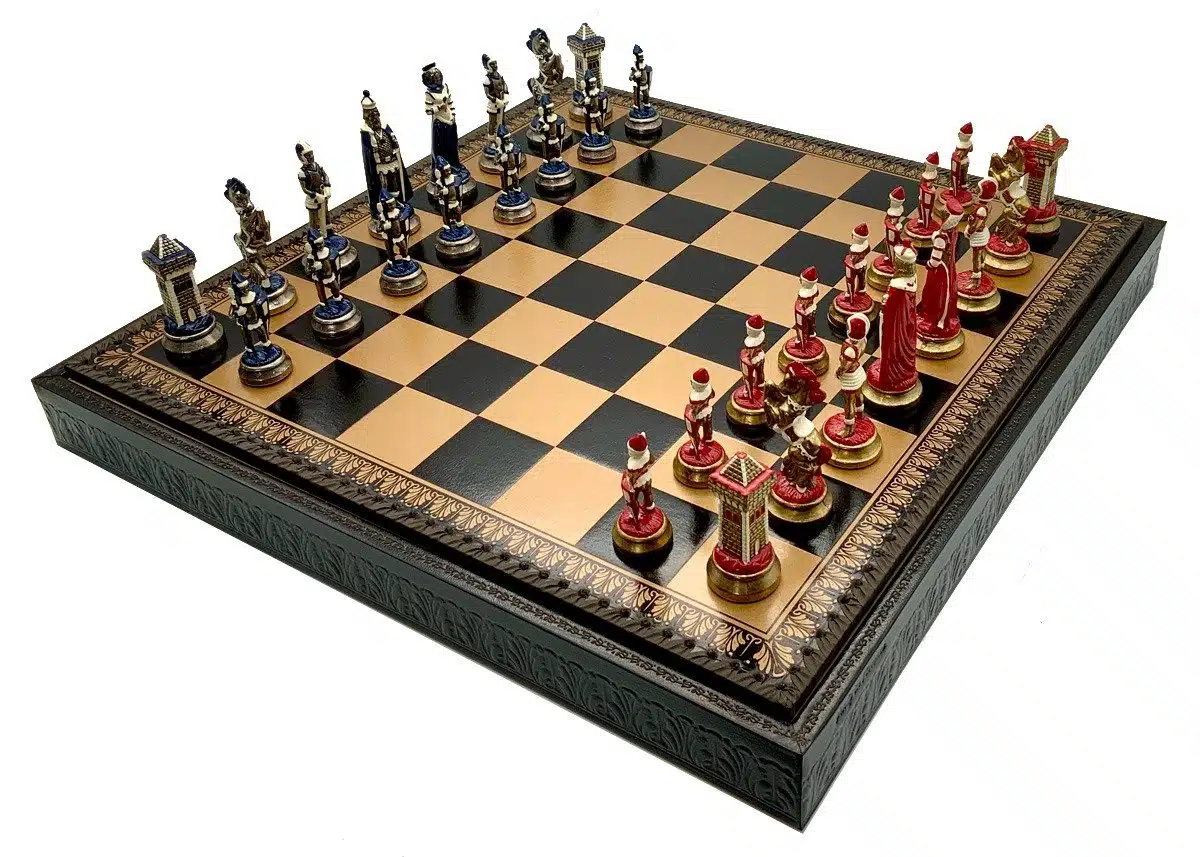 Ensemble Mary Stuart III Echiquier en Similicuir & Jeu d'Echecs en Métal Peint à la Main