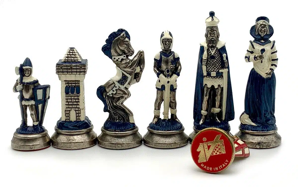 Ensemble Mary Stuart III Echiquier en Similicuir & Jeu d'Echecs en Métal Peint à la Main - Image 7