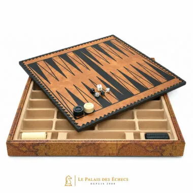 Coffret ouvert avec plateau de backgammon et compartiments de rangement intégrés