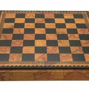 Échiquier fermé façon carte ancienne du monde, bordure décorative ouvragée