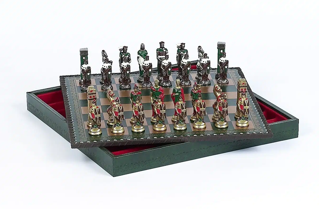 Ensemble Romains vs Barbares : Echiquier en Similicuir & Jeu d'Echecs en Métal Peint à la main - Image 2