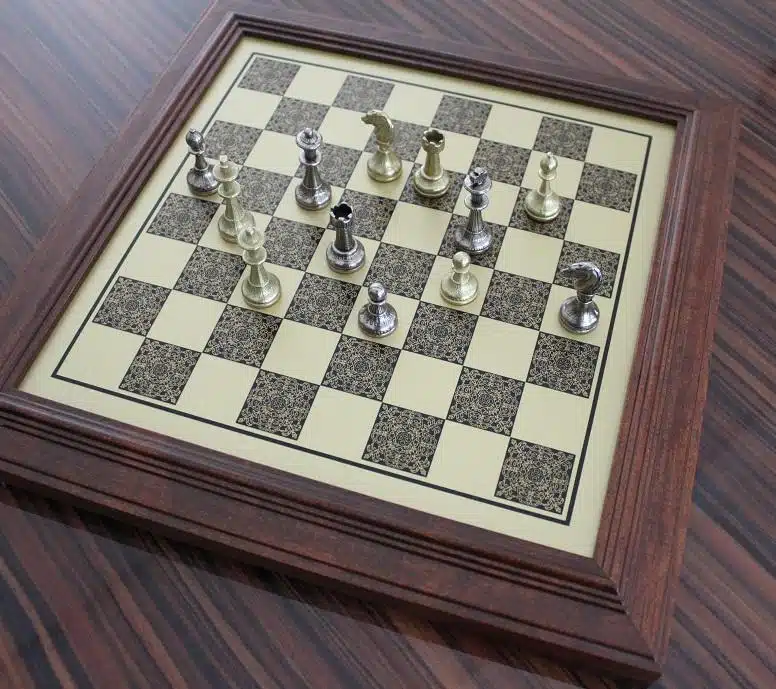 Ensemble Mignon Flower III Echiquier sur Pied en Bois Massif Effet Laiton et Jeu d'Echecs en Métal Massif - Image 3