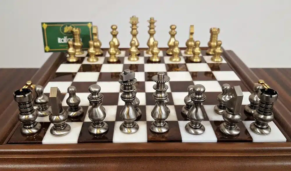 Ensemble Style Français Echiquier en Bois Massif et Plateau en Albâtre avec Compartiment de Rangement & Jeu d'Echecs en Laiton Massif - Image 4