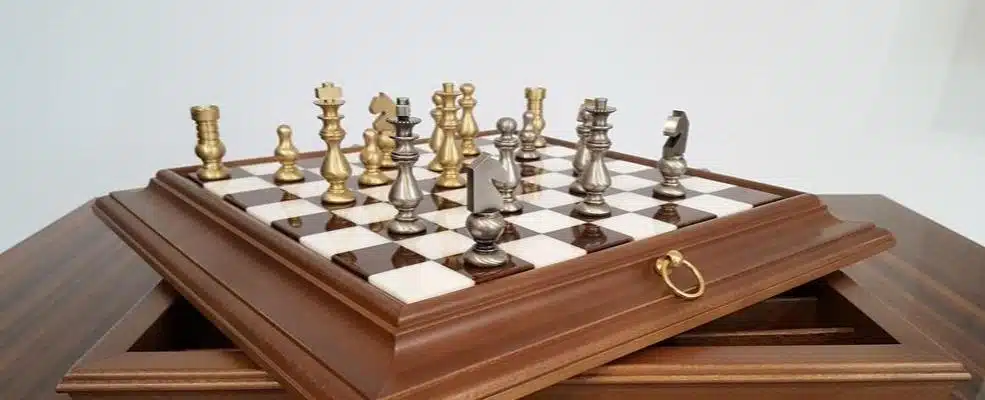 Ensemble Style Français Echiquier en Bois Massif et Plateau en Albâtre avec Compartiment de Rangement & Jeu d'Echecs en Laiton Massif - Image 3