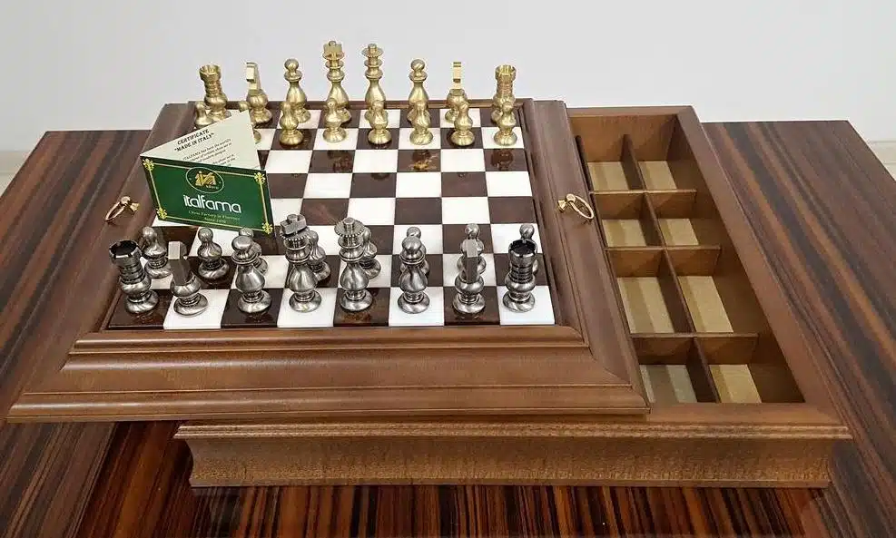 Ensemble Style Français Echiquier en Bois Massif et Plateau en Albâtre avec Compartiment de Rangement & Jeu d'Echecs en Laiton Massif - Image 2