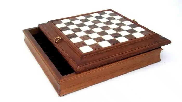 Ensemble Style Français Echiquier en Bois Massif et Plateau en Albâtre avec Compartiment de Rangement & Jeu d'Echecs en Laiton Massif - Image 7