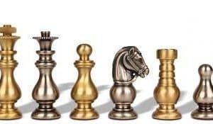 Alternative view of Ensemble Français II Echiquier en Bois d'Erable Gris & Jeu d'Echecs en Laiton Massif