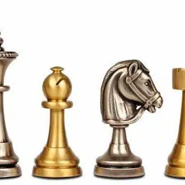 Pièces d'échecs Staunton en laiton argenté et doré, détail roi, fou, cavalier et tour