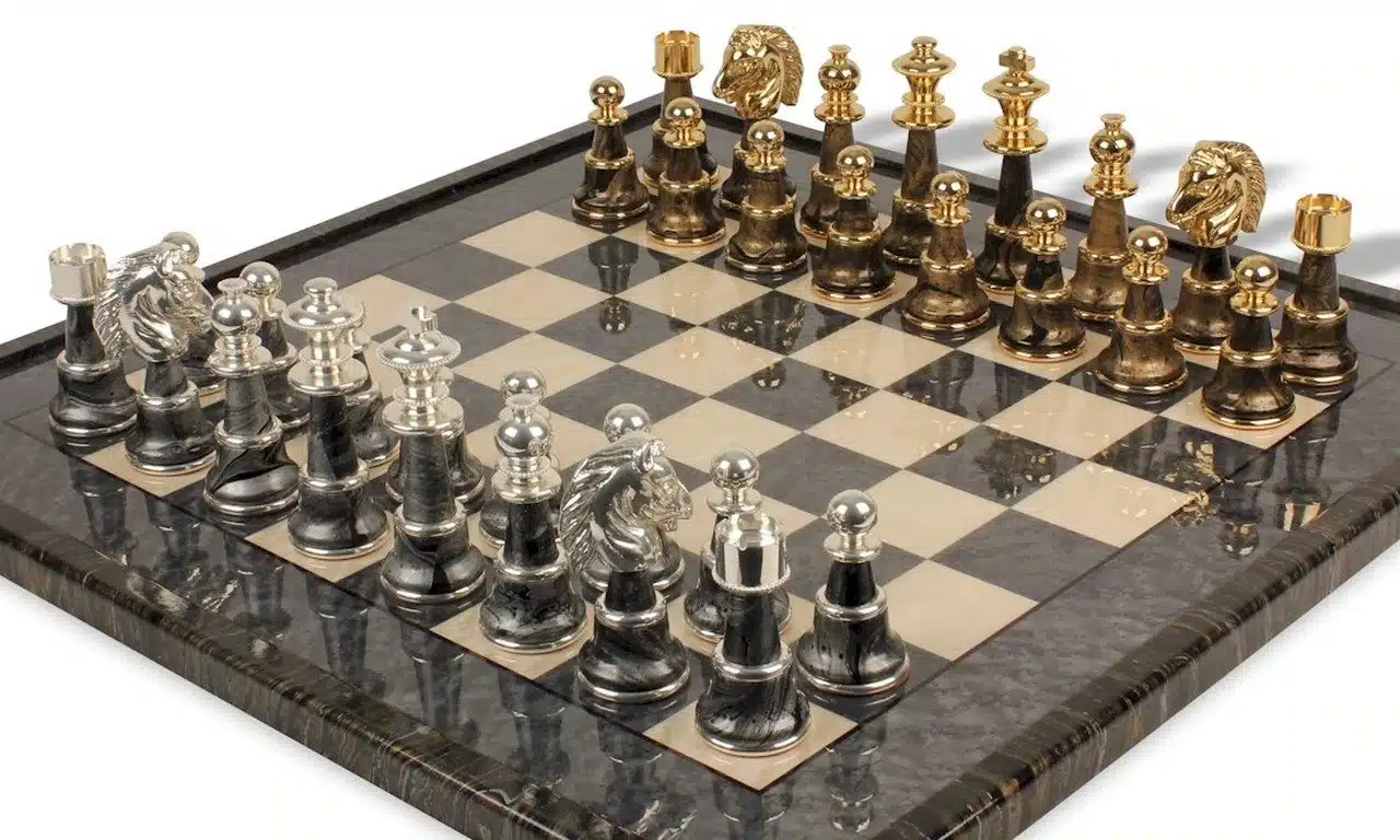Ensemble Staunton Fantasy XL Echiquier en Bois d'Erable Vert & Jeu d'Echecs en Laiton et Bois Plaqué Or et Argent - Image 2