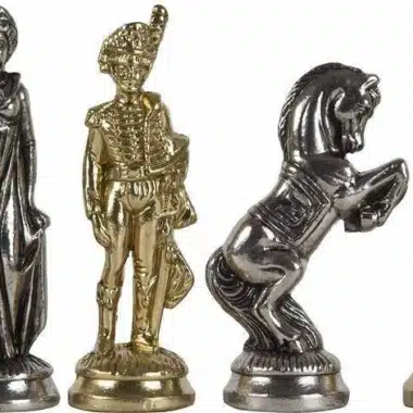 Détail des pièces en métal : dame, soldat, cheval cabré dorés et argentés