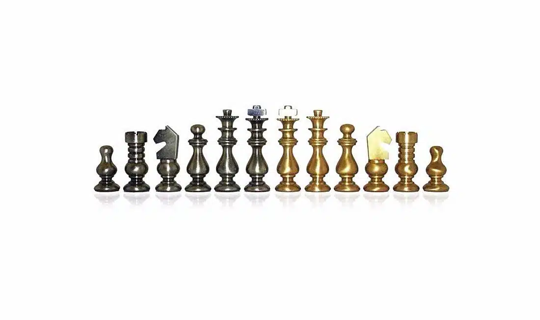 Ensemble "Style Français" Echiquier en Bois Massif et Plateau en Albâtre avec Compartiment de Rangement & Jeu d'Echecs en Laiton Massif