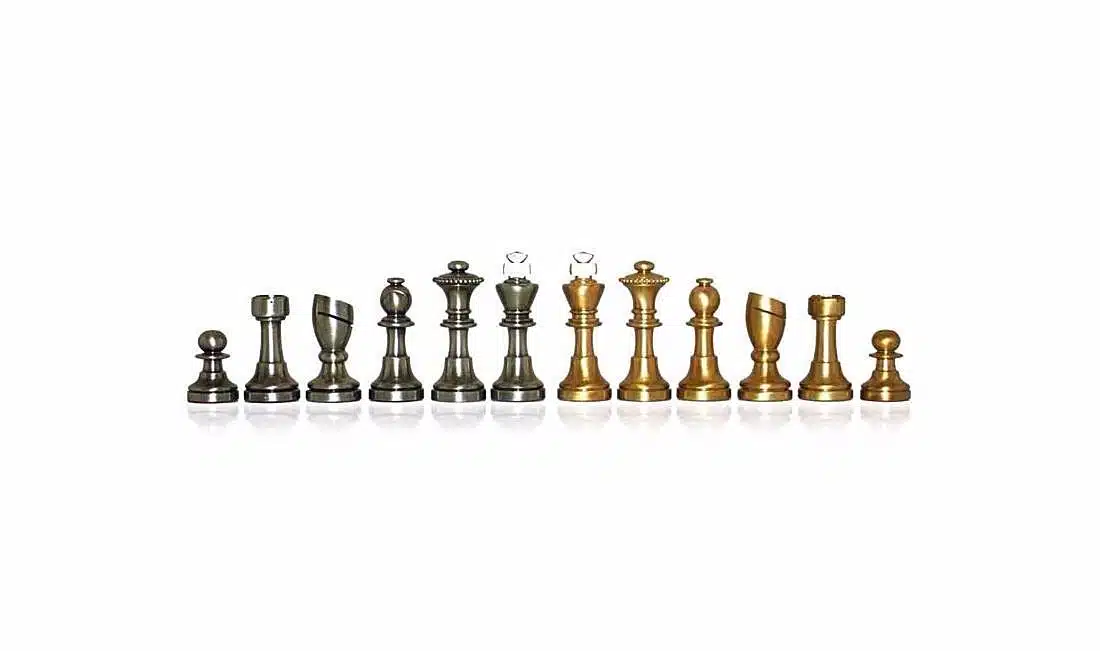Ensemble "Staunton Piccolo" Echiquier en Bois de Bruyère et d'Orme & Jeu d'Echecs en Laiton Massif