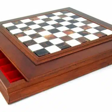 Coffret de rangement en bois avec échiquier en bois et marbre et tiroir ouvert
